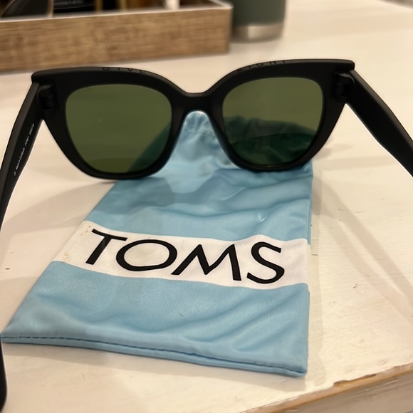 Toms Sunglasses - Picture 3 of 5